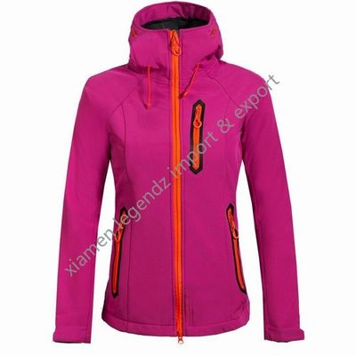 Wasserdichte Softshell-funktionelljacken-Breathable Winter-Frauen-Oberbekleidung im Freien